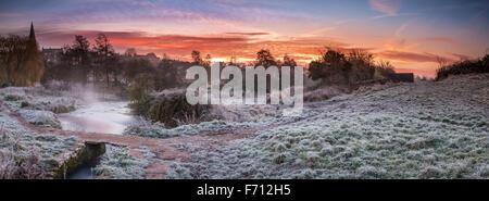 Malmesbury, Wiltshire, UK. 23. November 2015. Die ersten schweren Frost des Winters, als Tropfen Temperaturen unter dem Gefrierpunkt über Nacht in der Stadt von Malmesbury in Wiltshire. Bildnachweis: Terry Mathews/Alamy Live-Nachrichten Stockfoto