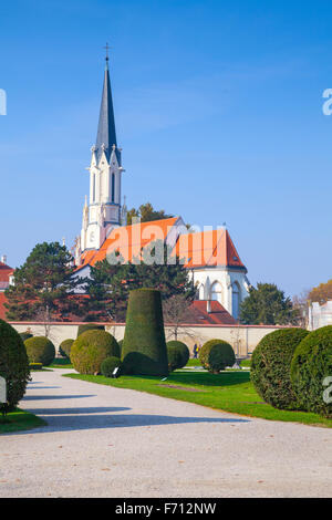 Katholische Pfarrkirche Maria Hietzing in Wien, Österreich. Vertikale Foto Stockfoto