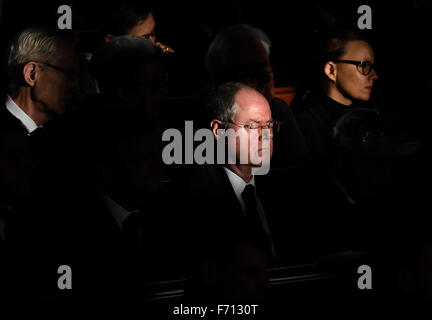 Hamburg. 23. November 2015. Former German Finance Minister Peer Steinbrueck (C) besucht das Staatsbegräbnis von verstorbenen ehemaligen westdeutschen Bundeskanzler Helmut Schmidt an der Sankt Michaelis Kirche, aka Michel, am 23. November 2015 in Hamburg. Schmidt, eine zentristische aus der Sozialdemokratischen Partei (SPD), dann-Westdeutschland von 1974 bis 1982 führte, wie es stieg, um eine globale Wirtschaftsmacht, starb am 10. November 2015 werden, im Alter von 96. Foto: Tobias Schwarz/Dpa/Alamy Live News Stockfoto