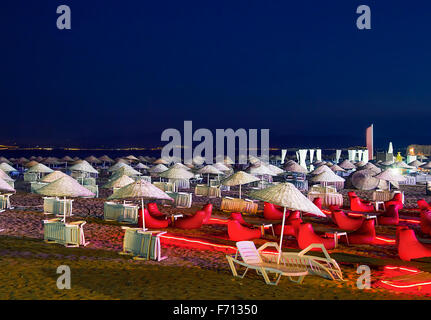 Betten und Stroh Sonnenschirme am Strand von Sarimsakli, Deutschland in der Nacht Stockfoto