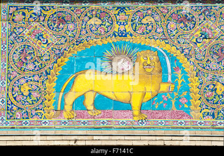 Persische Nationalsymbol, Sonne in Löwe mit Schwert, glasierte Fliesen, Golestan Palast, Teheran, Iran Stockfoto