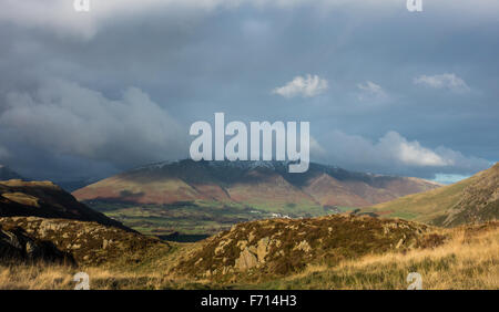 dunkle launisch Blencathra in der Ferne und das Abendlicht Beleuchtung die Gräser im Vordergrund Stockfoto