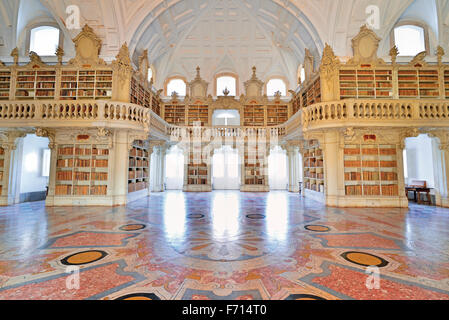 Portugal: Historische Bibliothek des Nationalen Palastmuseums in Mafra Stockfoto