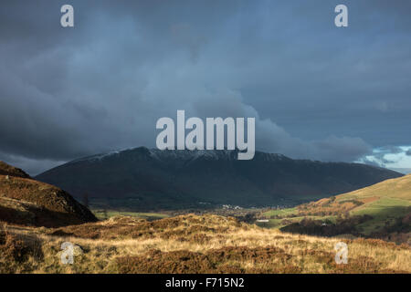 dunkle launisch Blencathra in der Ferne und das Abendlicht Beleuchtung die Gräser im Vordergrund Stockfoto