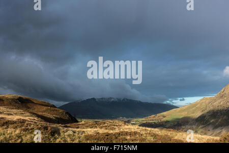 dunkle launisch Blencathra in der Ferne und das Abendlicht Beleuchtung die Gräser im Vordergrund Stockfoto