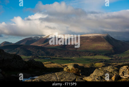 Das erstaunliche Skiddaw Gebirge immer eine Prise Schnee des Gipfels vom hohen rigg Stockfoto