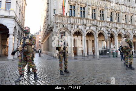 Brüssel, Belgien. 23. November 2015. Soldaten patrouillieren Stadtzentrum in Brüssel, am 23. November 2015. Dritter Tag angewendet Vorsichtsmaßnahmen wegen einer möglichen terroristischen Bedrohung auf höchstem Niveau. © Jakub Dospiva/CTK Foto/Alamy Live-Nachrichten Stockfoto