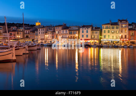 Segeln und Angeln und bunten Gebäuden Boote in den Hafen von Cassis Cote d ' Azur Frankreich Stockfoto