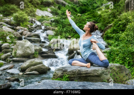 Sorty passen Frau tun Yoga Asana im freien Stockfoto