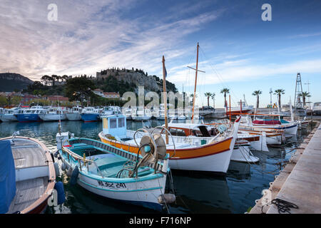 Segel- und Fischerboote im Hafen von Cassis Côte d ' Azur Frankreich Stockfoto