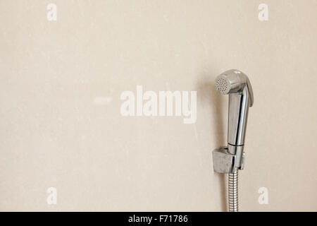 an der Wand hängt ein Bidet WC-Wasser-Spray oder eine WC-Düse Stockfoto