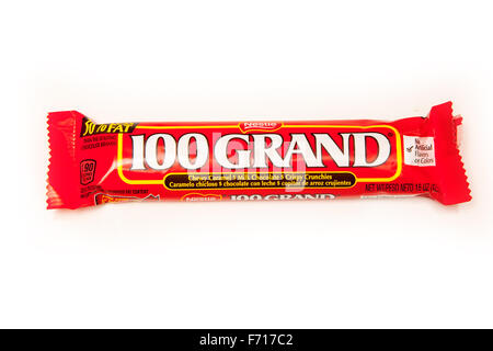 American candy 100 Grand Bar, ein Schokoriegel von Nestlé gemacht. Isoliert auf einem weißen Studio-Hintergrund. Stockfoto