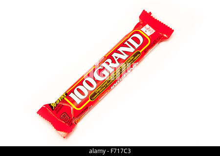 American candy 100 Grand Bar, ein Schokoriegel von Nestlé gemacht. Isoliert auf einem weißen Studio-Hintergrund. Stockfoto