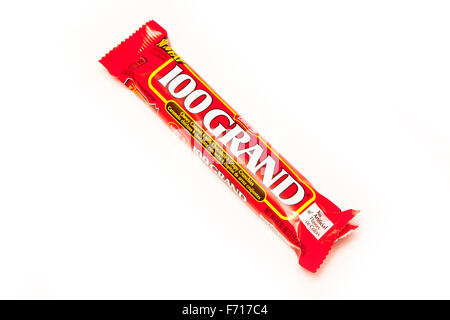 American candy 100 Grand Bar, ein Schokoriegel von Nestlé gemacht. Isoliert auf einem weißen Studio-Hintergrund. Stockfoto