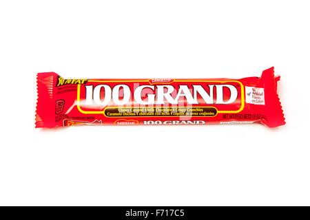 American candy 100 Grand Bar, ein Schokoriegel von Nestlé gemacht. Isoliert auf einem weißen Studio-Hintergrund. Stockfoto