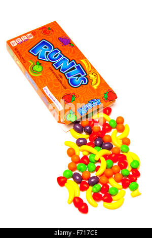 Paket von Runts (oder Obst Runts) Kernobst begünstigt Süßigkeiten isoliert auf einem weißen Studio-Hintergrund. Stockfoto