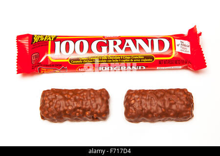 American candy 100 Grand Bar, ein Schokoriegel von Nestlé gemacht. Isoliert auf einem weißen Studio-Hintergrund. Stockfoto