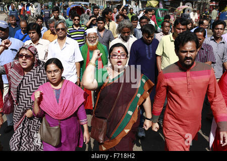 Dhaka, Bangladesch. 23. November 2015. Bangladeshi säkulare Aktivisten protestieren gegen einen Streik in Dhaka, Bangladesch, 23. November 2015. Die Jamaat-e-Islami religiöse politische Organisation hat ganztägigen Streik zum protest gegen ihr Anführer Ausführung für Kriegsverbrechen während des Befreiungskrieges Bangladesch im Jahr 1971. Am 22. November gehängt Bangladesch zwei Top Oppositionsführer wegen Kriegsverbrechen während des Befreiungskrieges von Bangladesch. Bildnachweis: Suvra Kanti Das/ZUMA Draht/Alamy Live-Nachrichten Stockfoto