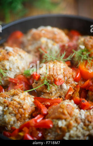 Fleischbällchen in Sauce mit Paprika und Gewürzen Stockfoto