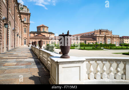 Italien, Venaria, Königspalast, Blick auf die St Umbert Chapel und die Juvarriane Ställe Stockfoto