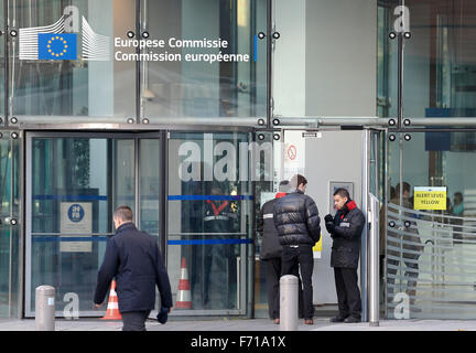 Brüssel. 23. November 2015. Foto aufgenommen am 23. November 2015 zeigt Sicherheitspersonal einen Mann am Eingang der Europäischen Kommission prüft Gebäude in Brüssel, Hauptstadt von Belgien. EU-Institutionen in Brüssel hat die gelbe Warnstufe eingegeben, wie die Brüssel Region Belgiens in den dritten Tag der Sperrung, mit Schulen, Einkaufszentren und u-Bahn geschlossen ist. Bildnachweis: Ye Pingfan/Xinhua/Alamy Live-Nachrichten Stockfoto