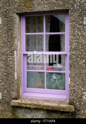 Wohnzimmer-Fenster des Hauses 1920 Croft auf der anderen Straßenseite von der Blackhouse bei 42 Arnol, Isle of Lewis, äußeren Hebriden, Schottland, UK Stockfoto