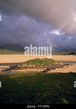 Borranish, eine zerstörte Eisenzeit am Rande des Uig Sands, Lewis, mit Regenbogen und Gewitterhimmel Dun Dun. Isle of Lewis, äußeren Hebriden, Schottland, UK Stockfoto