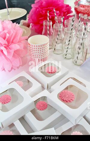 Dekorierten Tisch in rosa für Mädchen-Baby-Dusche Stockfoto