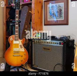2015 A 1958 Gibson Les Paul Gitarre drauf ist stehen neben an ein Marshall Röhrenverstärker. Gitarrenkoffer im Hintergrund. Stockfoto