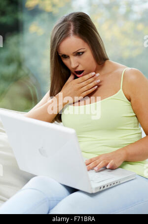 Frustrierte Frau mit computer Stockfoto