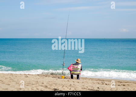 Fischer-Angler, allein auf einen Strand am Mittelmeer Angeln, Angeln. Spanien. Stockfoto