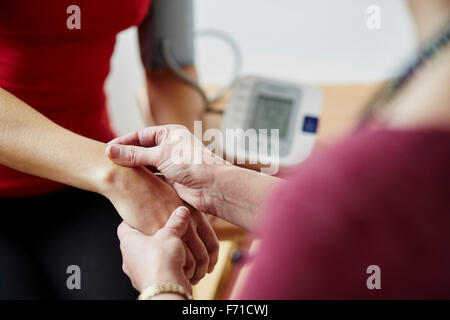 Arzt Patienten der Einnahme von blutigen Druck Stockfoto