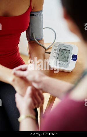 Arzt Patienten der Einnahme von blutigen Druck Stockfoto