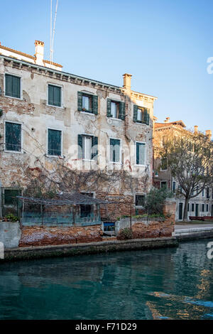 Venedig, Italien. Wasser beschädigt altes erodierten Haus neben dem Rio de l ' Arsenal Kanal Stockfoto