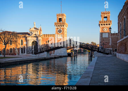 Venedig, Italien - Eingang in das Marinearsenal mit Turmuhren und Brücke des Kanals Rio de l ' Arsenal Stockfoto