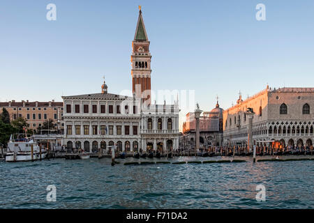 Italien, Venedig Waterfront - der Dogenpalast, der Campanile di San Marco, der Libreria Marciana & die Spalten von Marco & Todaro Stockfoto