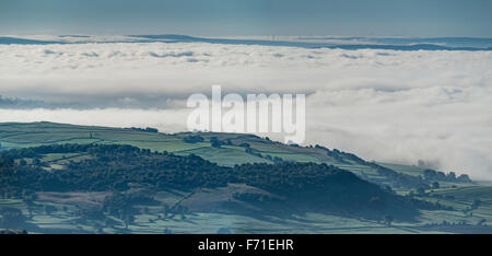 Cloud-Umkehrung in den frühen Morgenstunden in den Yorkshire Dales. Stockfoto