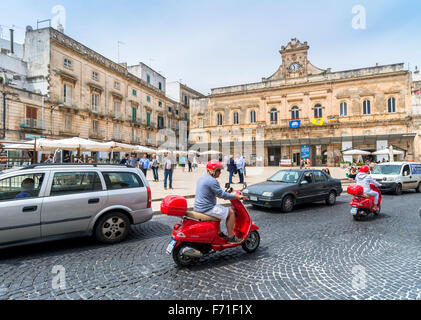 Touristen besuchen die Altstadt und die Statue des San Oronzo in Ostuni, Italien. Stockfoto