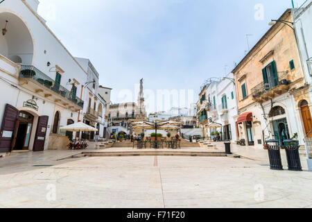 Altstadt und Statue des San Oronzo in Ostuni, Italien Stockfoto