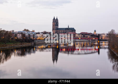 Magdeburg, Dom und historische vertikal-Lift-Brücke über die Elbe in der Abenddämmerung Stockfoto