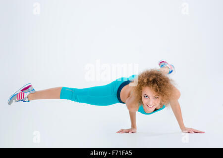 Porträt einer Fitness-Frau Handstand Übung isoliert auf weißem Hintergrund Stockfoto