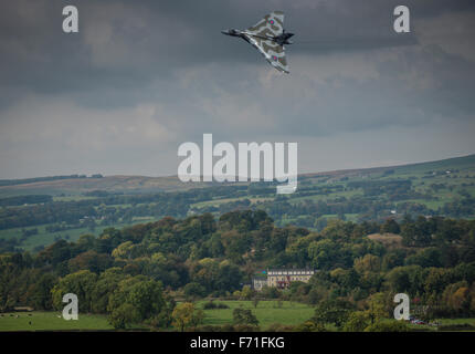 Vulcan-Bomber fliegen über den Ribble Valley. Stockfoto