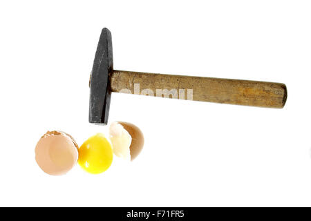 Sie können ein Omelett machen, ohne Bremsen ein paar Eiern Sprichwort Hammer zerbrochen ei isoliert auf weißem Hintergrund Stockfoto