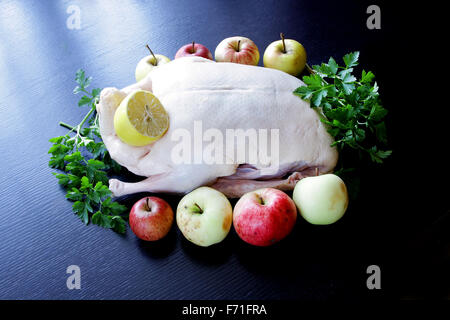 Rohe Ente Drake bereit, Kochen mit Gemüse und Äpfel auf schwarz Stockfoto