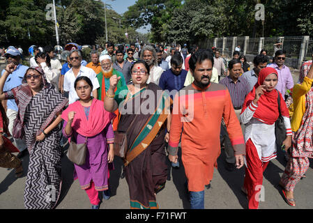 Dhaka, Bangladesch. 23. November 2015. Ganajagaran Mancha Aktivisten halten eine Protestkundgebung gegen den landesweiten Streik aufgerufen von Bangladesh Jamaat-e-Islami Protest bei der Ausführung ihres Führers Ali Ahsan Mohammad Mojaheed in Dhaka, Bangladesch. Am 23. November 2015 hat die Jamaat-e-Islami religiöse politische Organisation einen eintägigen Streik zum protest gegen ihr Anführer Ausführung für Kriegsverbrechen im zweiten Weltkrieg 1971 Bangladesh Befreiung genannt. Bangladesch am 22. November gehängt zwei Top Oppositionsführer für Kriegsverbrechen während der Unabhängigkeit in mit Pakistan © Mamunur Rashid/Alamy Live Ne Konflikt Stockfoto