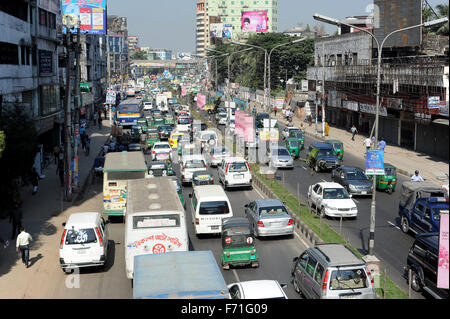 Dhaka, Bangladesch. 23. November 2015. Stau an der Farmgate Road während der landesweiten Streik aufgerufen von Bangladesh Jamaat-e-Islami Protest bei der Ausführung ihres Führers Ali Ahsan Mohammad Mojaheed in Dhaka, Bangladesch. Am 23. November 2015 hat die Jamaat-e-Islami religiöse politische Organisation einen eintägigen Streik zum protest gegen ihr Anführer Ausführung für Kriegsverbrechen im zweiten Weltkrieg 1971 Bangladesh Befreiung genannt. Bangladesch am 22. November gehängt zwei Top Oppositionsführer für Kriegsverbrechen während der Unabhängigkeit mit Pakistan Credit Konflikt: Mamunur Rashid/Alamy Live News Stockfoto