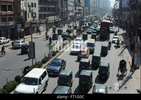 Dhaka, Bangladesch. 23. November 2015. Stau an der Farmgate Road während der landesweiten Streik aufgerufen von Bangladesh Jamaat-e-Islami Protest bei der Ausführung ihres Führers Ali Ahsan Mohammad Mojaheed in Dhaka, Bangladesch. Am 23. November 2015 hat die Jamaat-e-Islami religiöse politische Organisation einen eintägigen Streik zum protest gegen ihr Anführer Ausführung für Kriegsverbrechen im zweiten Weltkrieg 1971 Bangladesh Befreiung genannt. Bangladesch am 22. November gehängt zwei Top Oppositionsführer für Kriegsverbrechen während der Unabhängigkeit mit Pakistan Credit Konflikt: Mamunur Rashid/Alamy Live News Stockfoto