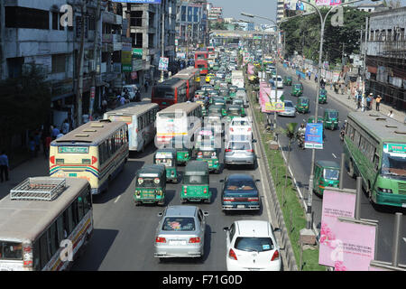 Dhaka, Bangladesch. 23. November 2015. Stau an der Farmgate Road während der landesweiten Streik aufgerufen von Bangladesh Jamaat-e-Islami Protest bei der Ausführung ihres Führers Ali Ahsan Mohammad Mojaheed in Dhaka, Bangladesch. Am 23. November 2015 hat die Jamaat-e-Islami religiöse politische Organisation einen eintägigen Streik zum protest gegen ihr Anführer Ausführung für Kriegsverbrechen im zweiten Weltkrieg 1971 Bangladesh Befreiung genannt. Bangladesch am 22. November gehängt zwei Top Oppositionsführer für Kriegsverbrechen während der Unabhängigkeit mit Pakistan Credit Konflikt: Mamunur Rashid/Alamy Live News Stockfoto