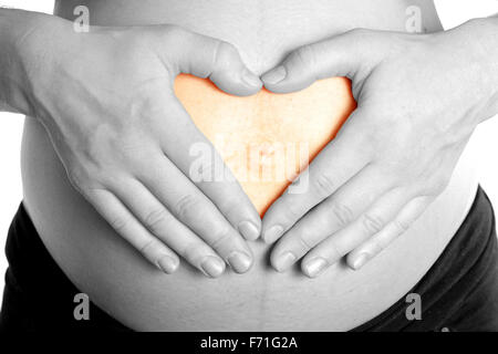 Arme auf schwangere Mama Bauch Bauch Herzform lieben Baby weißen Hintergrund Stockfoto