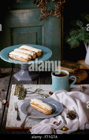 Weihnachtstisch mit Eclairs Stockfoto